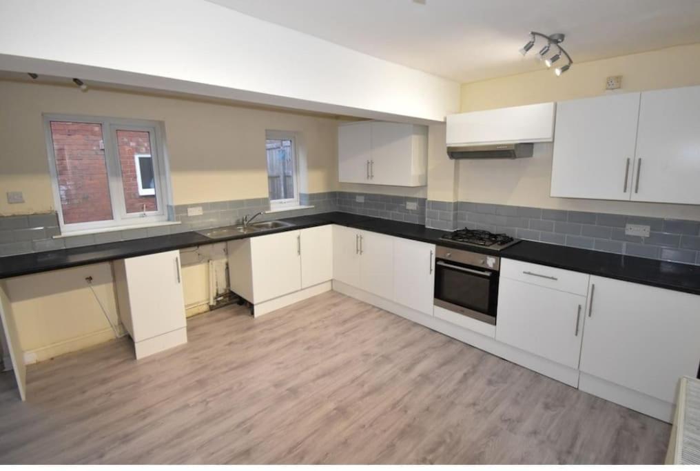 Cheerful 2-Bedroom Home With Off Street Parking Blackpool Eksteriør bilde