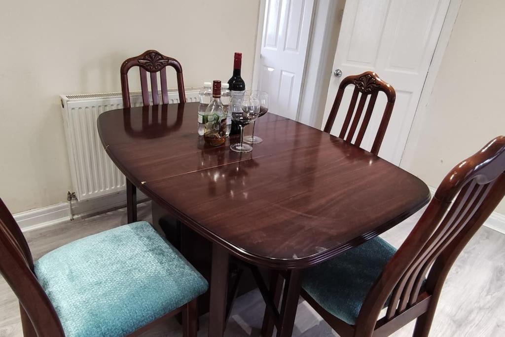 Cheerful 2-Bedroom Home With Off Street Parking Blackpool Eksteriør bilde