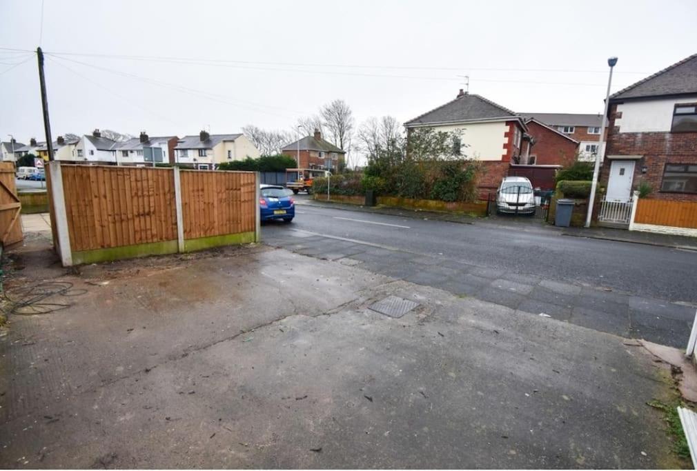 Cheerful 2-Bedroom Home With Off Street Parking Blackpool Eksteriør bilde