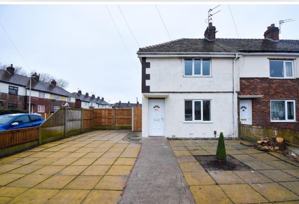 Cheerful 2-Bedroom Home With Off Street Parking Blackpool Eksteriør bilde