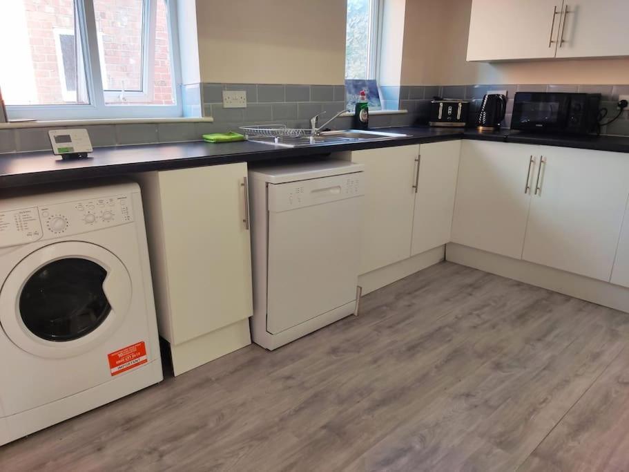 Cheerful 2-Bedroom Home With Off Street Parking Blackpool Eksteriør bilde