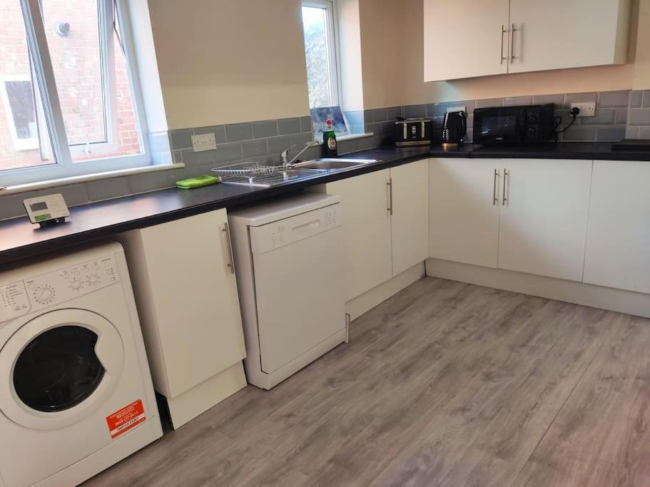 Cheerful 2-Bedroom Home With Off Street Parking Blackpool Eksteriør bilde